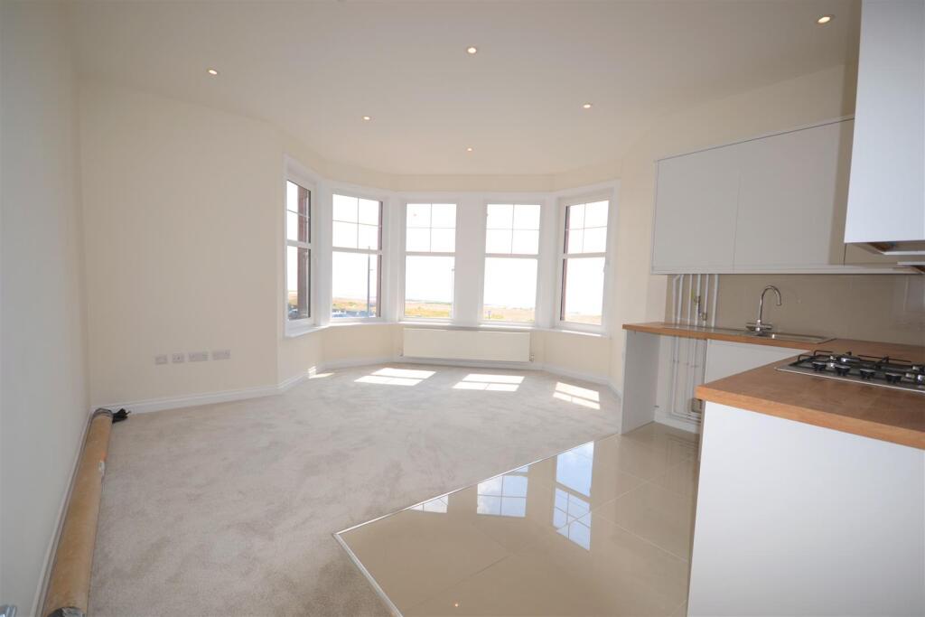 Open plan lounge / kitchen