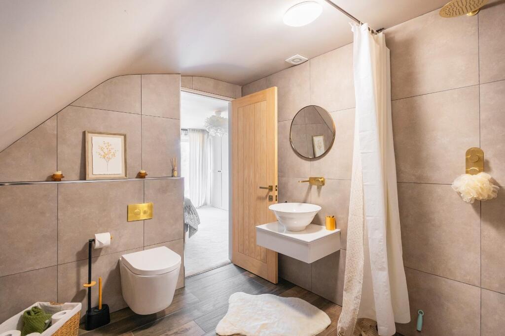 3C5LBY - Ensuite A.jpg