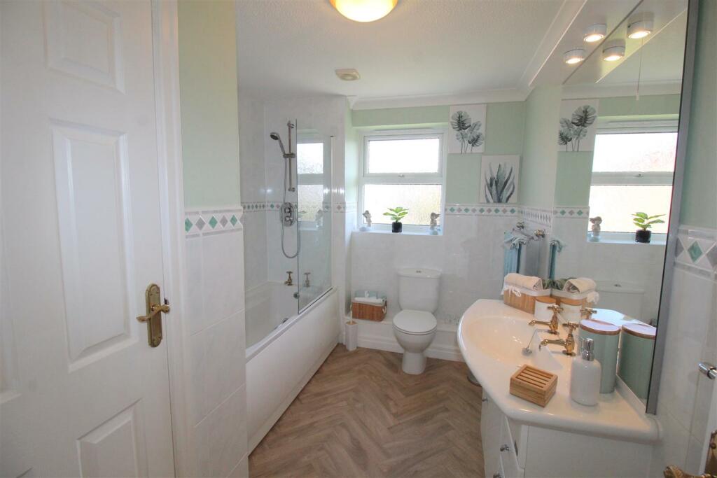 Lapwing Row,3, bathroom.JPG