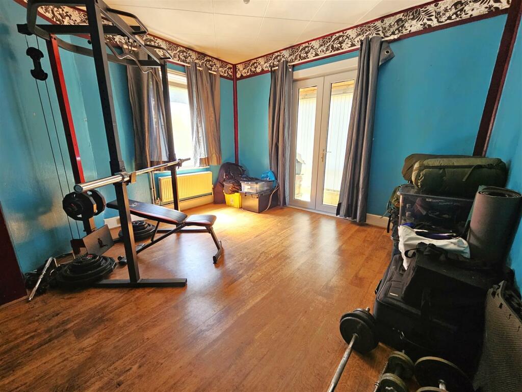 Bedroom 1.jpg