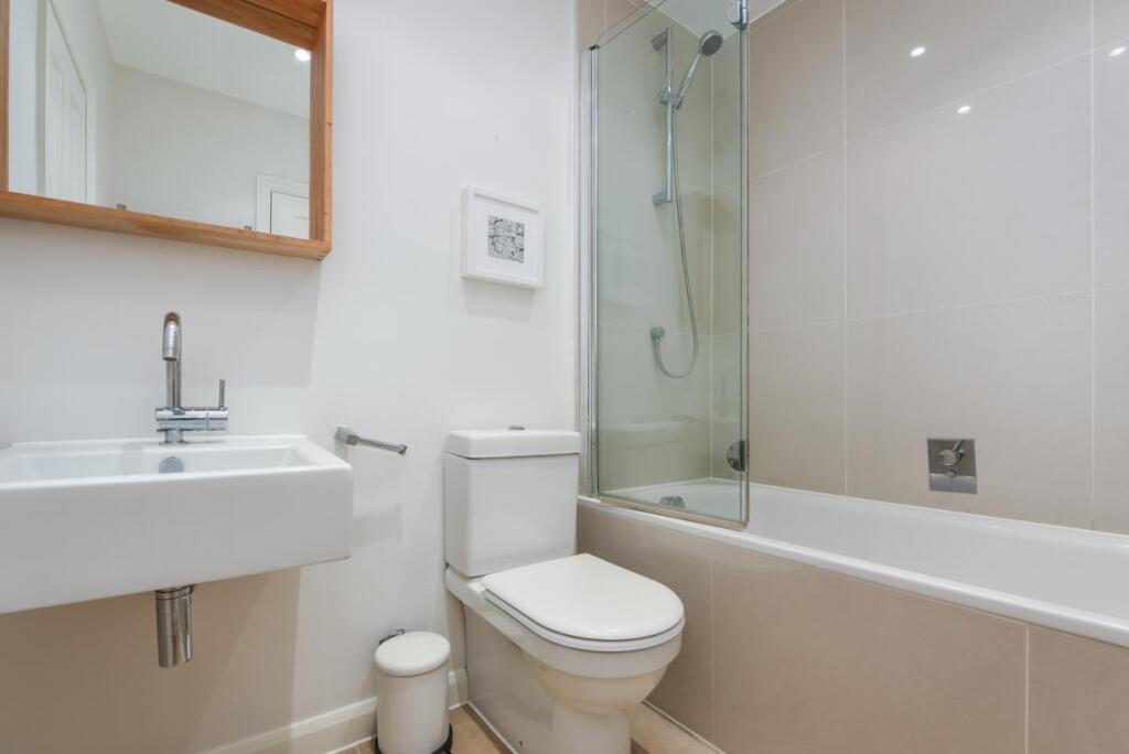 5, 72 Cornwall Gardens Bathroom .jpg