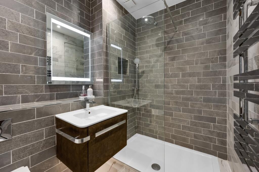 Main En Suite