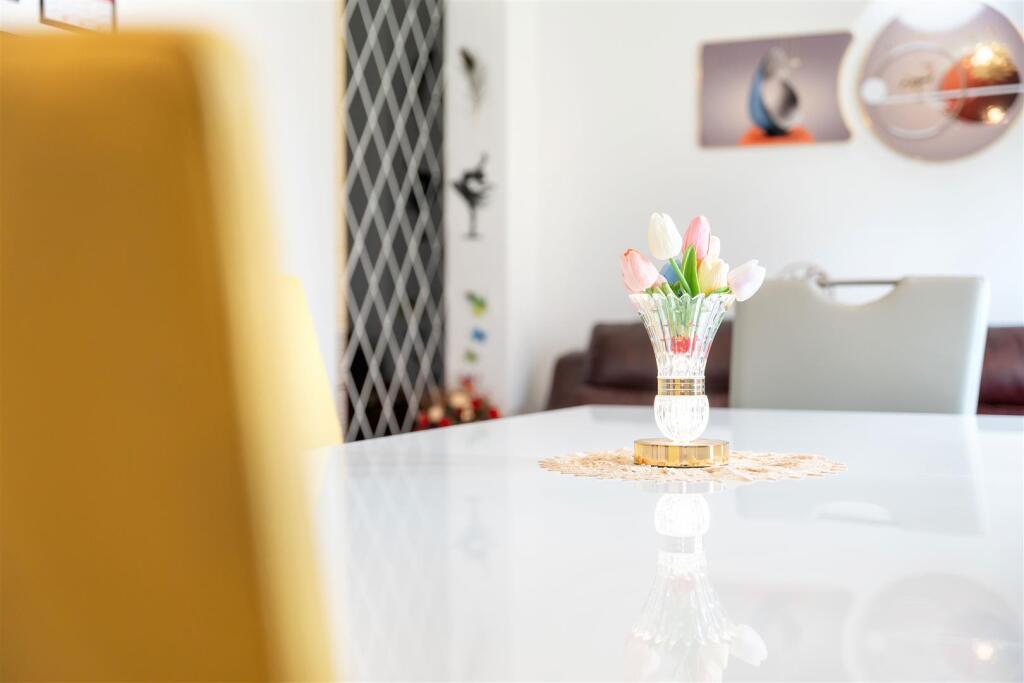 27 Thistledown Cresc-09.jpg