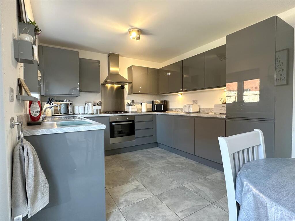 Stylish Modern Kitchen 028