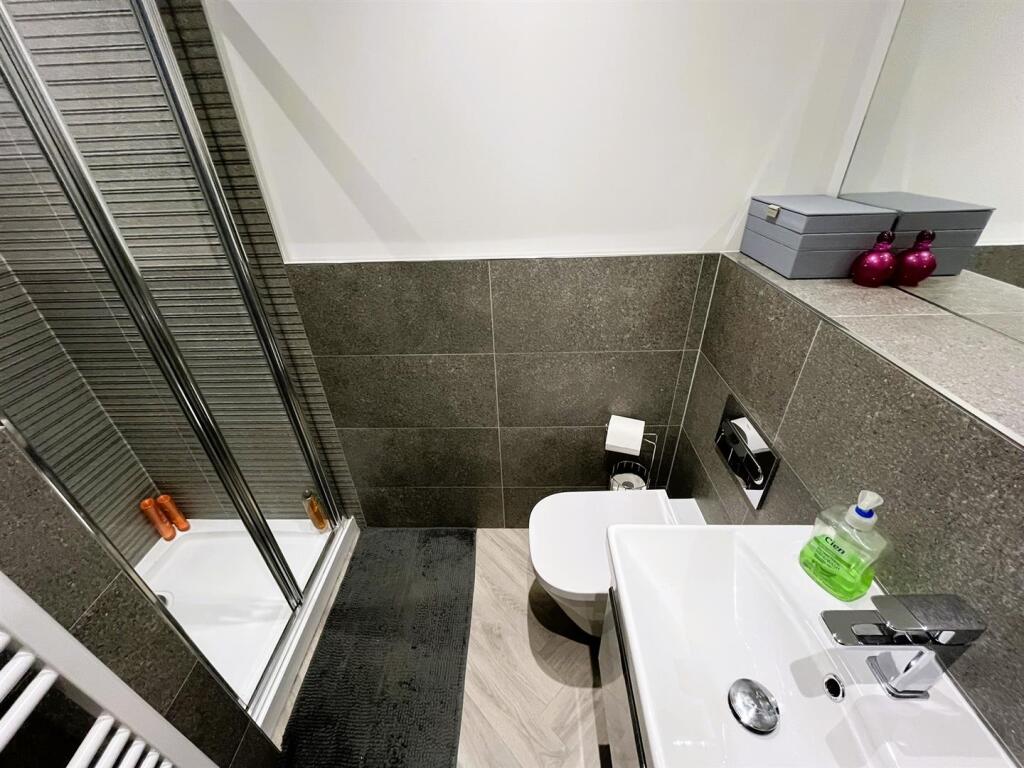 EN-SUITE SHOWER ROOM