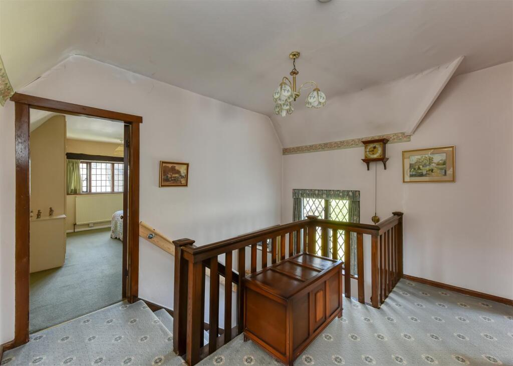 40 Castlecroft Gardens-landing.jpg