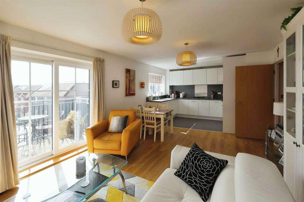 OPEN PLAN KITCHEN/RECEPTION