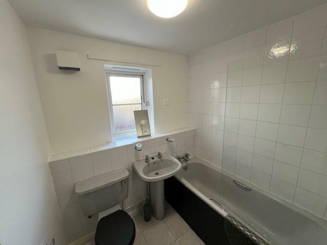 34 Crowther Bathroom 2.jpg