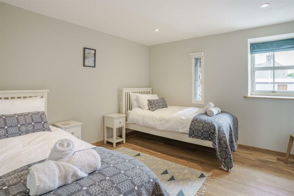 8508933-interior10.jpg