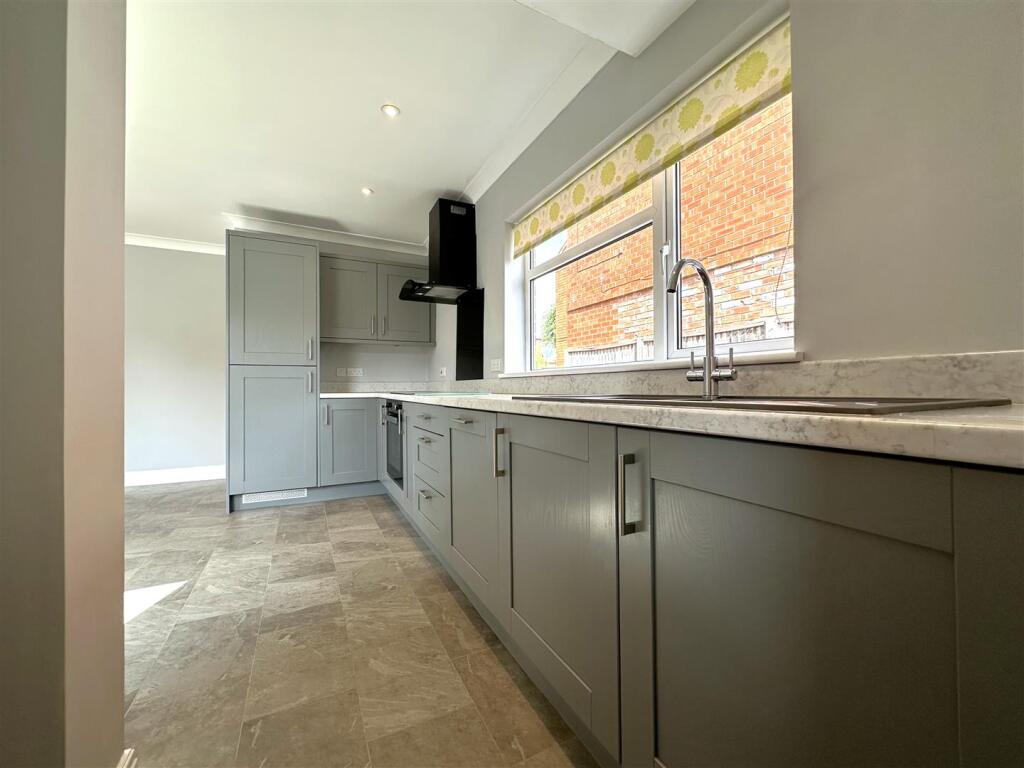 Contemporary Fitted Kitchen 375