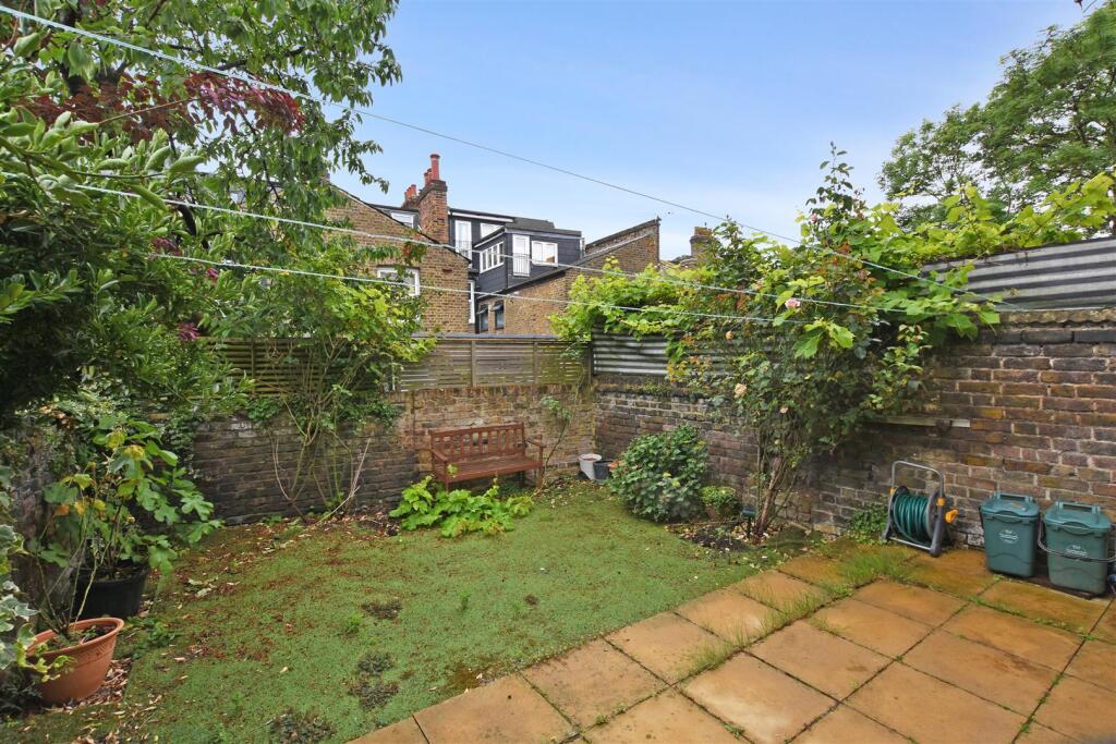 09-e001GCWT - GFF 121 Purves Road - Garden 2 -Orig
