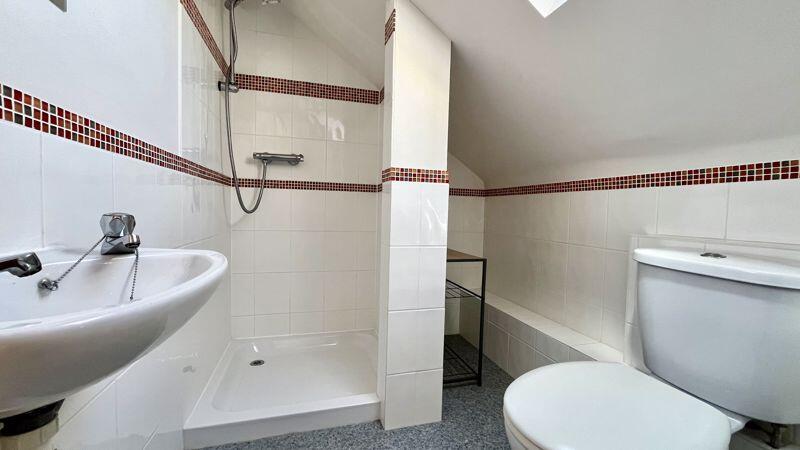 En Suite to Bedroom 1