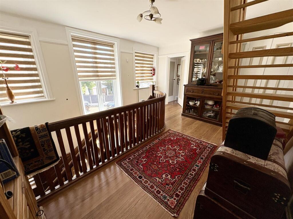 stairs landing2.jpg