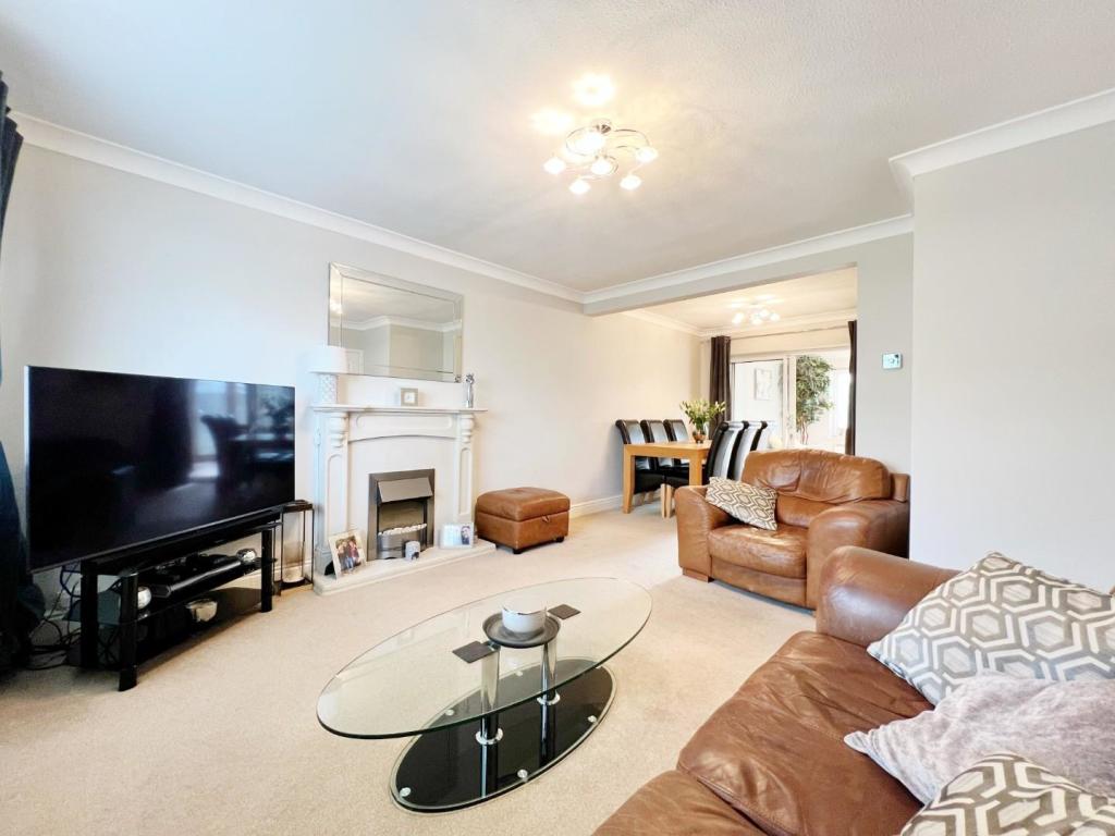 Lounge pic 3.jpg