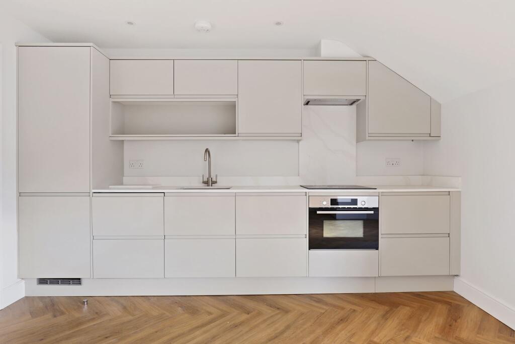 4. KITCHEN.JPG
