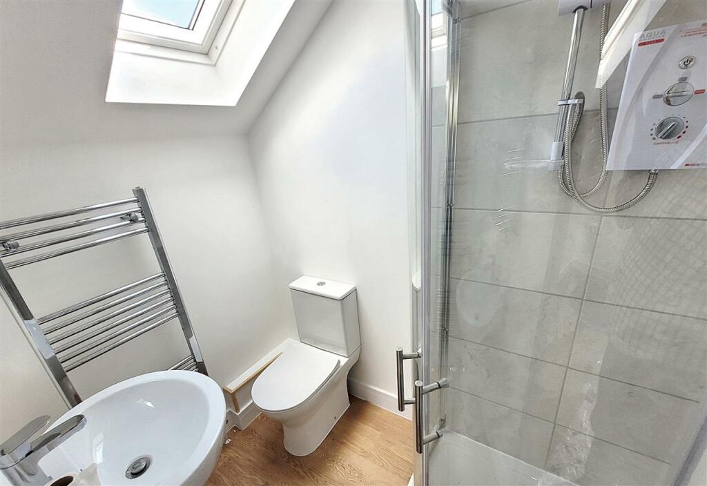 EN-SUITE SHOWER ROOM