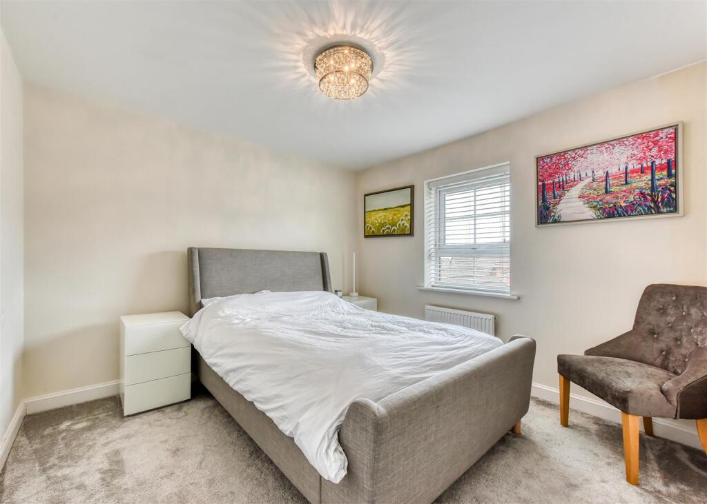 11 Thruxton Avenue-bed2.jpg