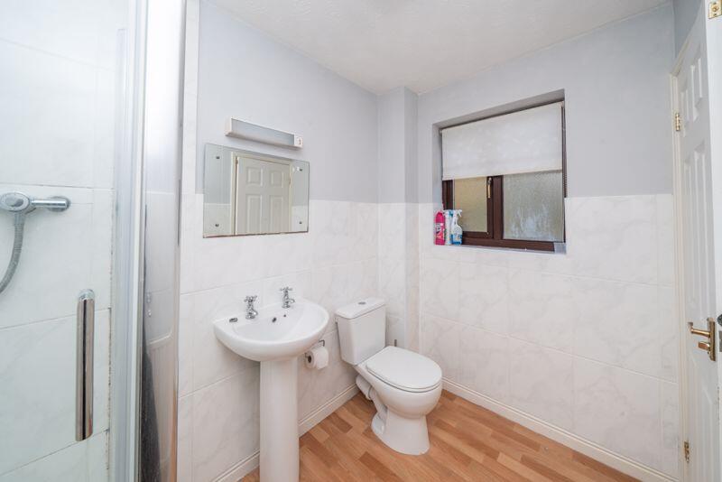 MASTER BEDROOM EN-SUITE