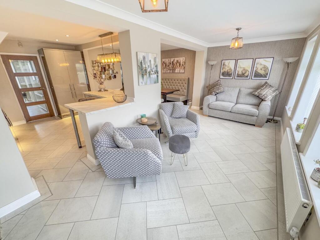 KITCHEN/DINER/FAMILY ROOM