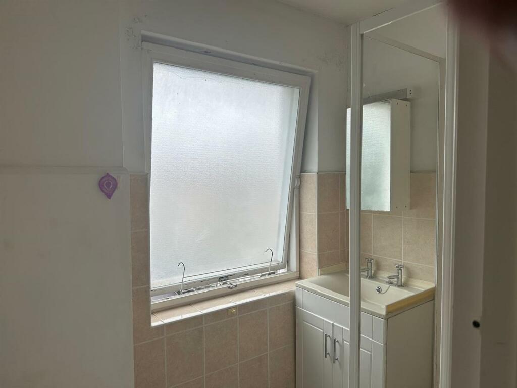 Flat 15, 94 Cornwall 2.jpg