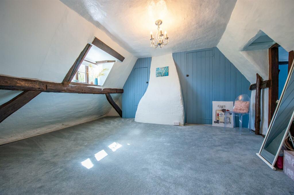 Bedroom 1.jpg