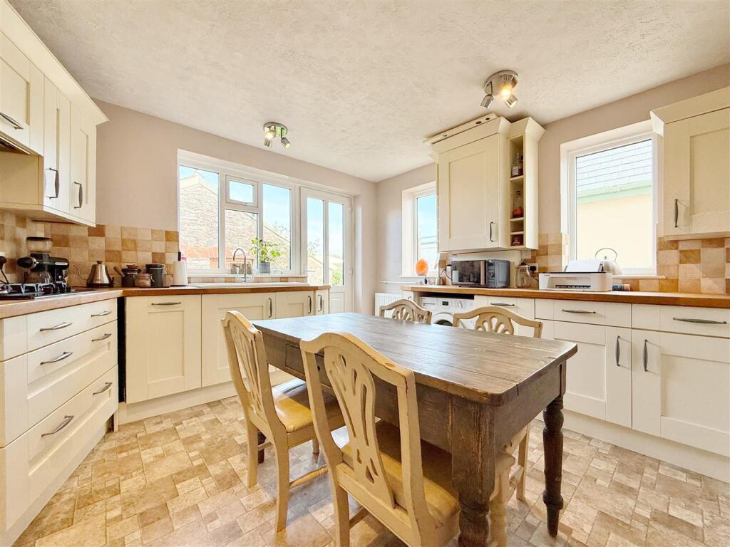 Dining Area Towards Rear.JPG