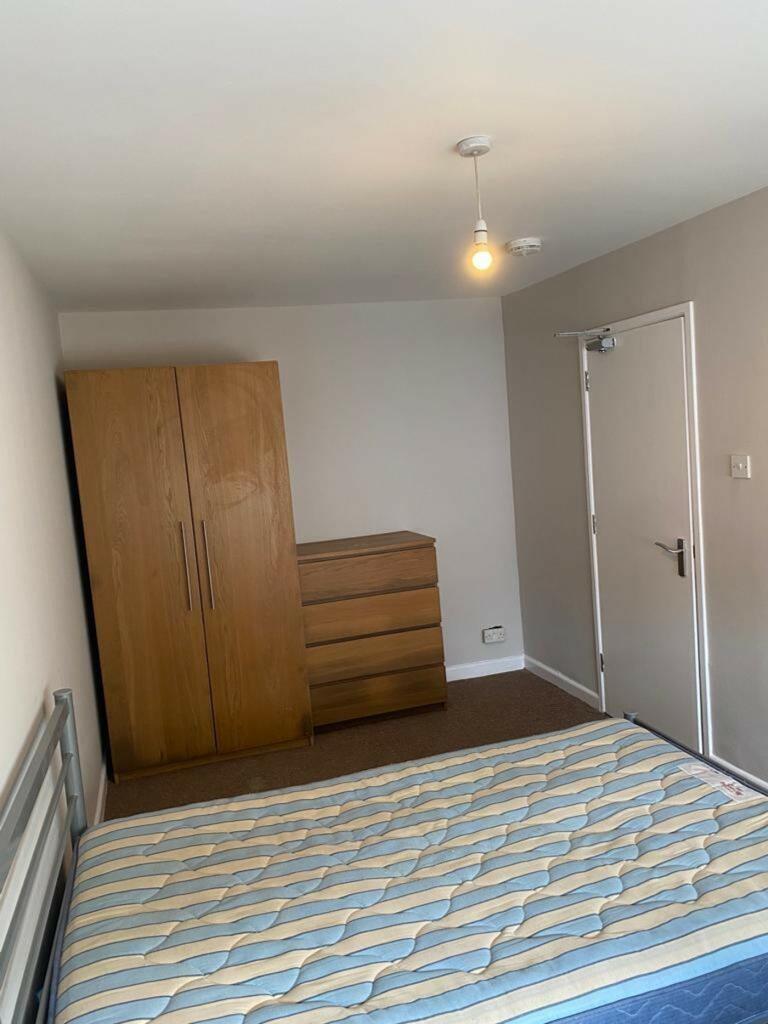 A cozy double bedroom featuring a spacious layo...