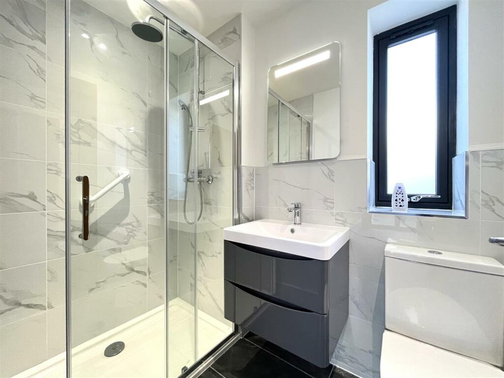 BEAUTIFUL ENSUITE SHOWER ROOM