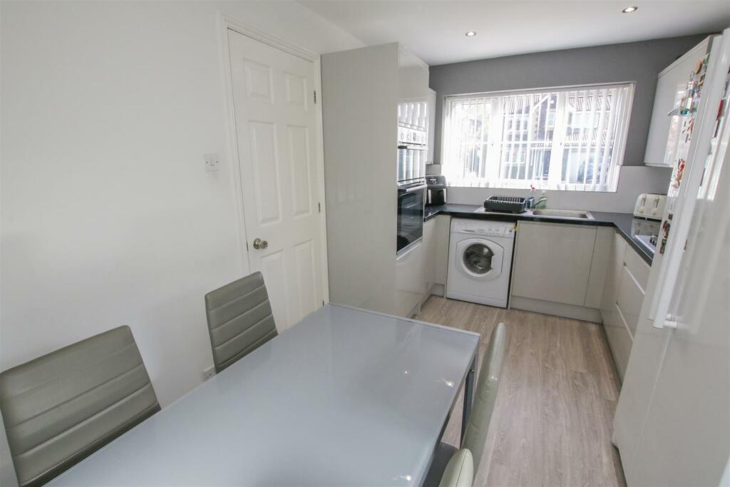 FITTED KITCHEN