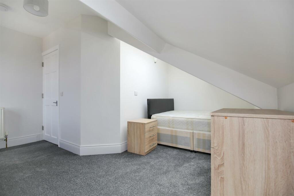 106 hol bed 6.jpg