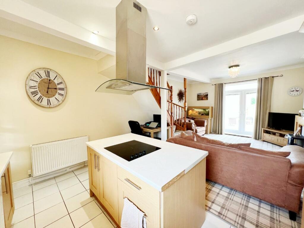 Kitchen pic 2.jpg