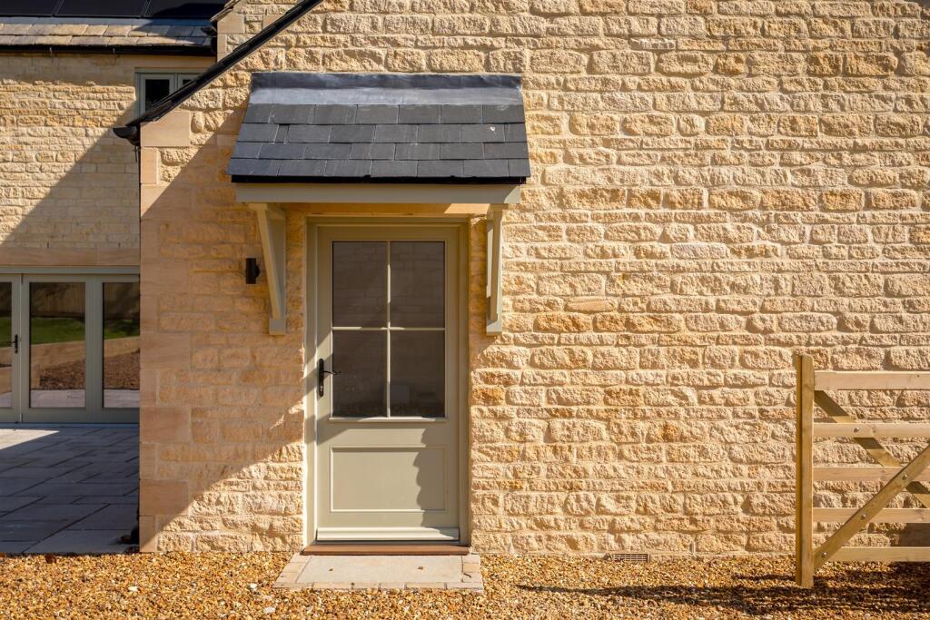 57 - Chaddesworth House - GL54 4NE - Web.jpg