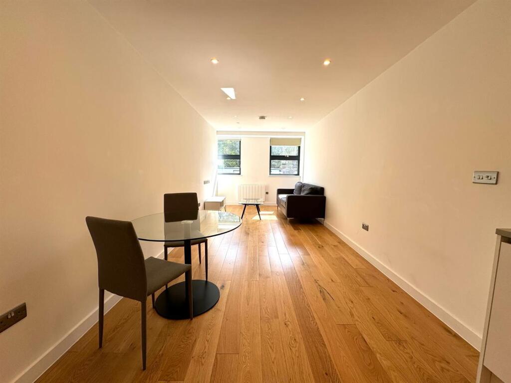 Living area pic 3.jpeg