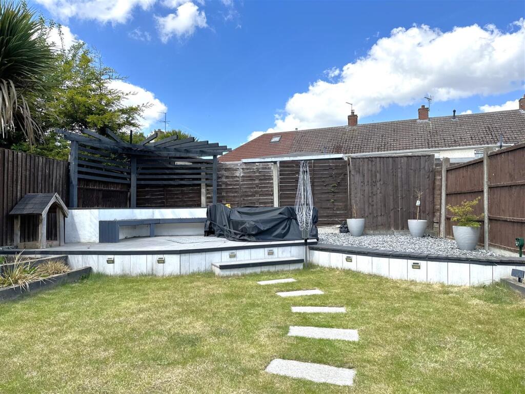 Raised Outdoor Seating Area 838