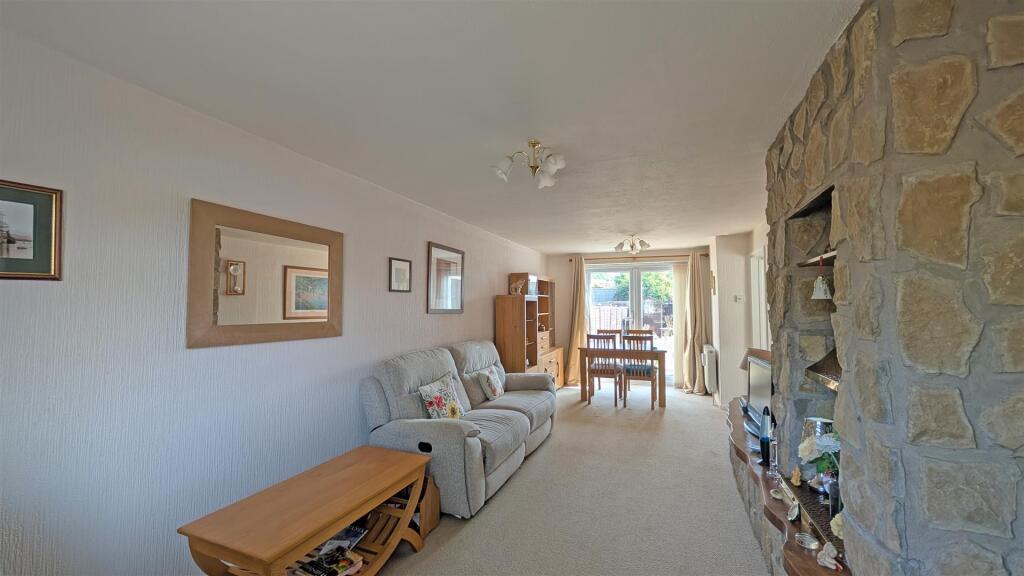 Lounge/dining area