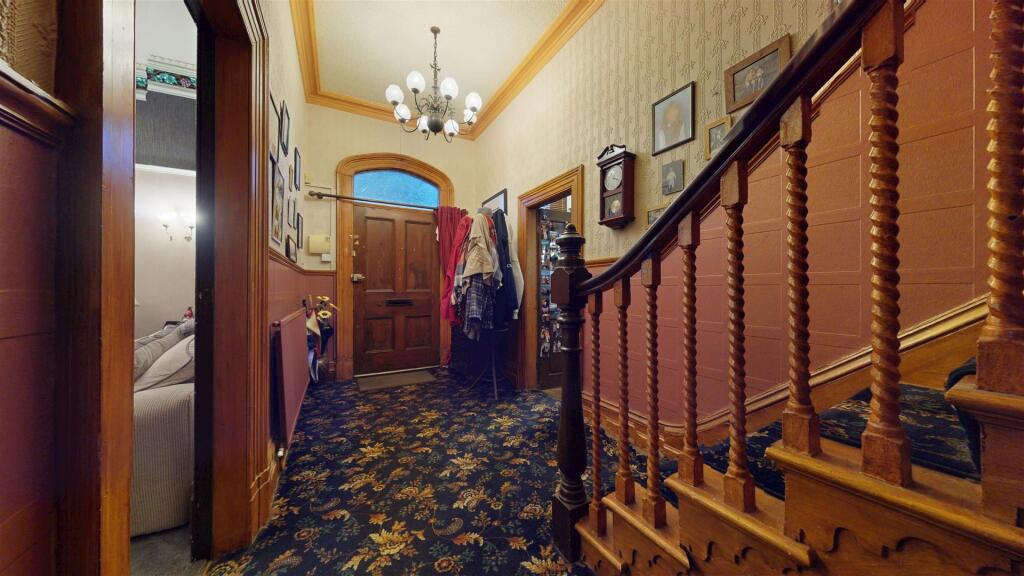 Laurel Road, Hallway