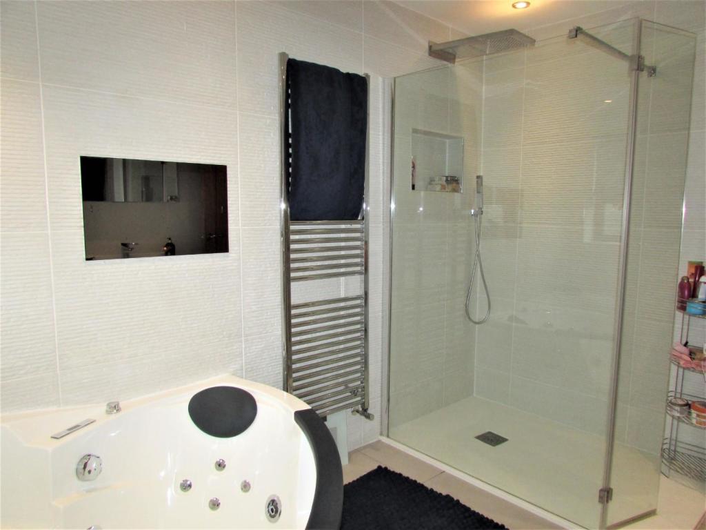 ARE324bath2.JPG