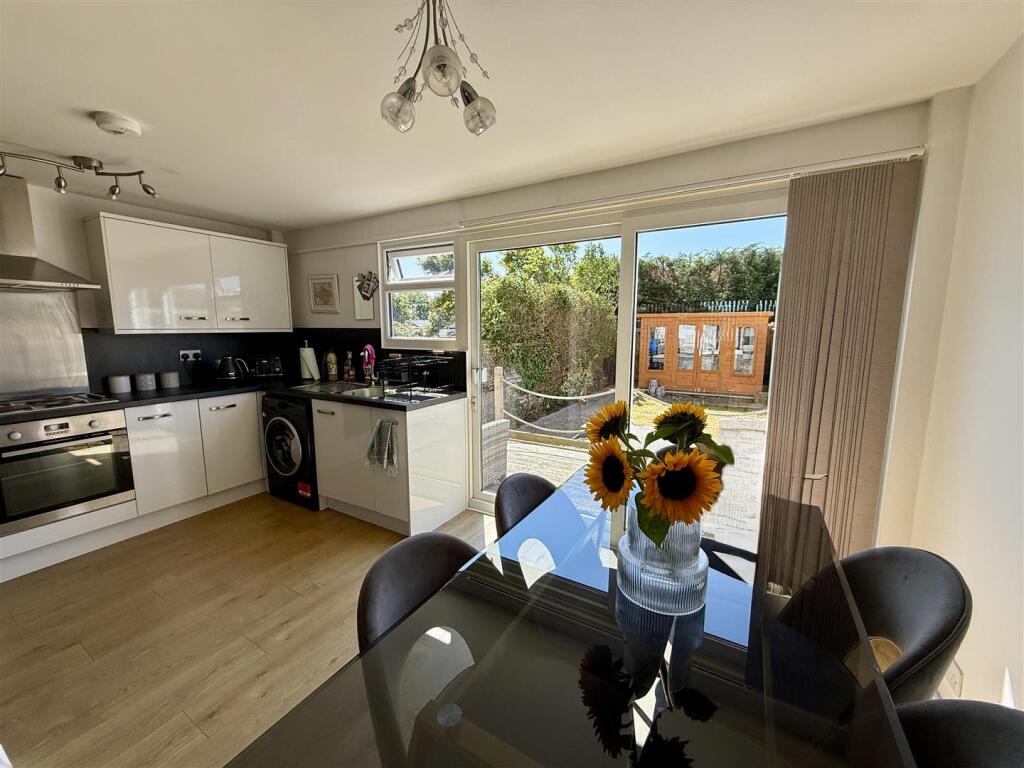 Kitchen/Dining Area:
