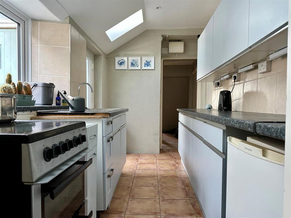 Kitchen 2.jpg