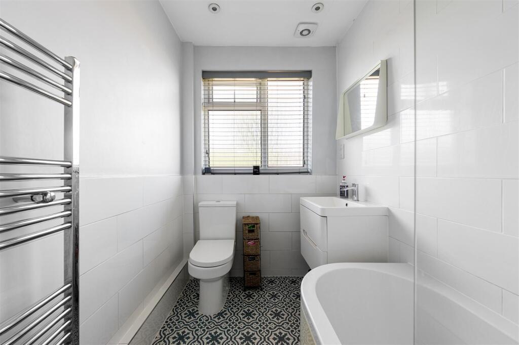 Onslow Gardens, E18