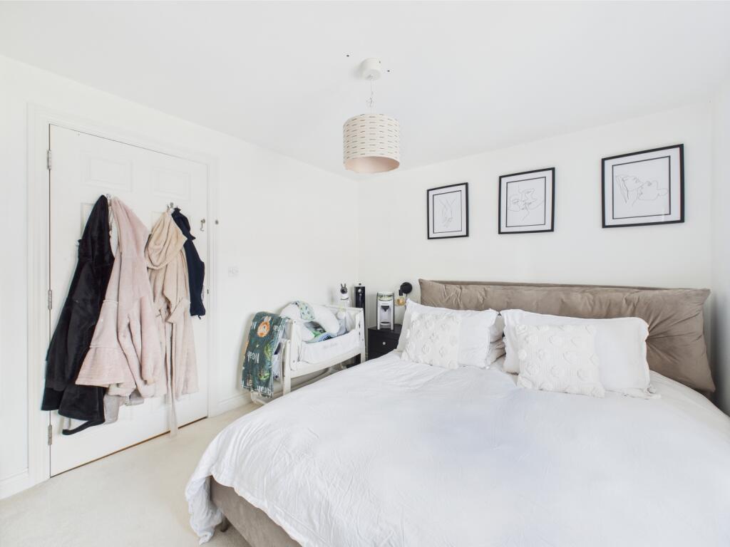 CAM03729G0-PR0040-STILL017