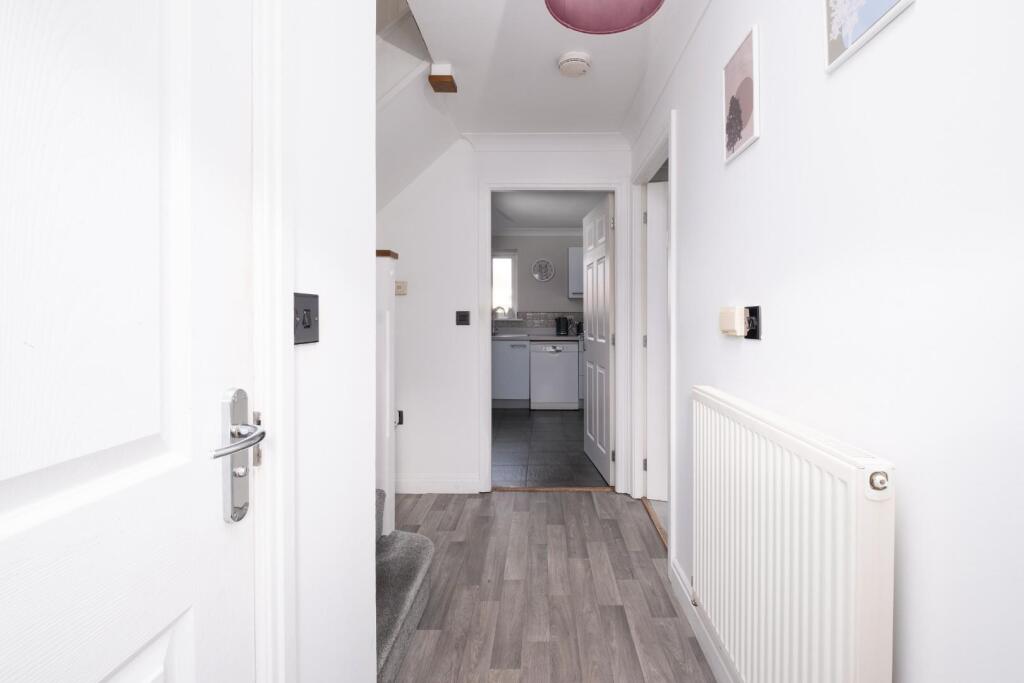 6 TRUBSHAW CLOSE--10.jpg