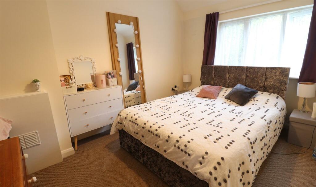 Bedroom 1.jpg