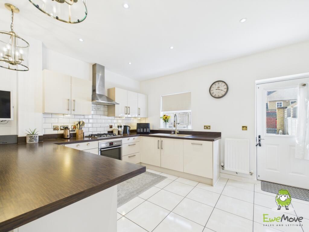 CAM03778G0-PR0211-STILL005