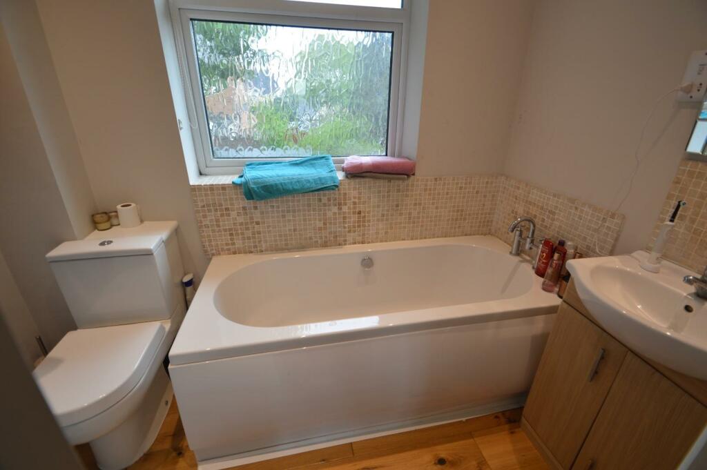 63 Nether Court ensuite bathroom.JPG