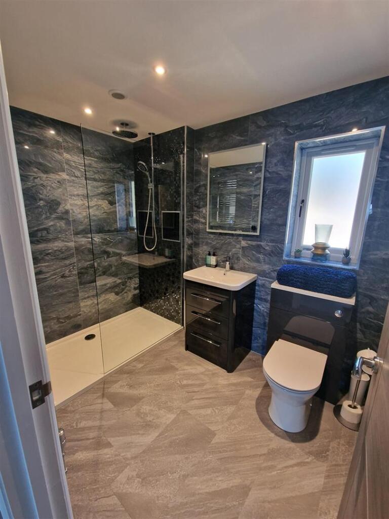 whitewings bed 2 ensuite.jpg