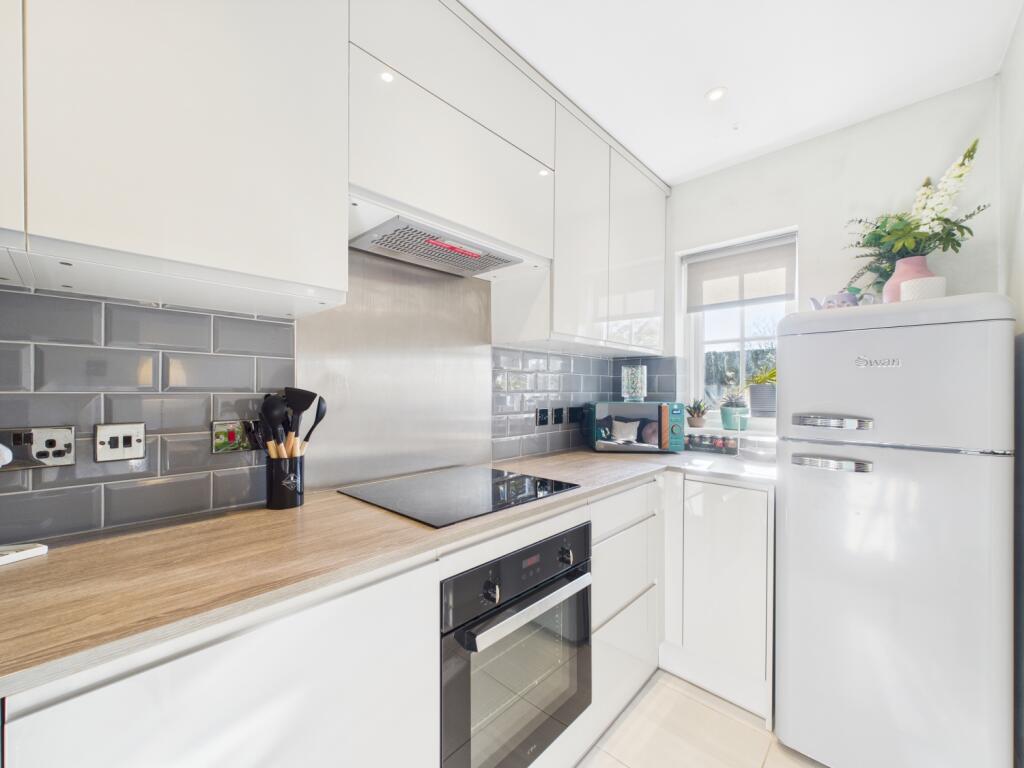 CAM02023G0-PR0129-STILL017