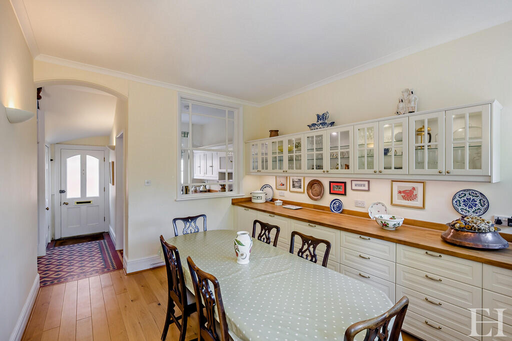 8647635-interiorW...