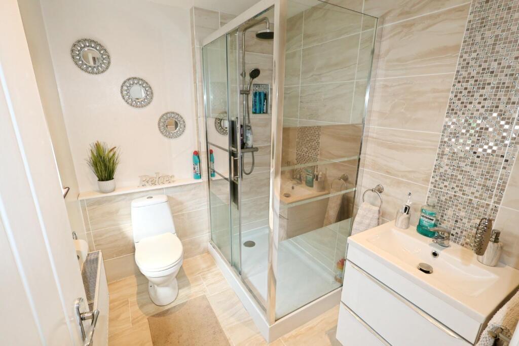 EN-SUITE SHOWER ROOM