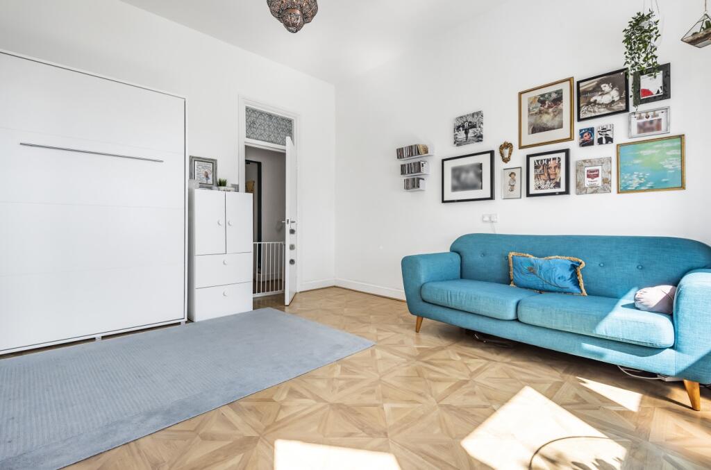 Reception Room / Bed